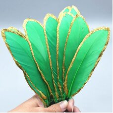 Пушистые перья гуся 15-20 см, 10 шт. Зеленые в золотом обрамлении