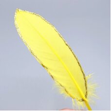 Пушистые перья гуся 15-20 см, 10 шт. Желтые в золотом обрамлении