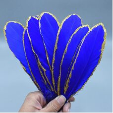 Пушистые перья гуся 15-20 см, 10 шт. Синего цвета в золотом обрамлении