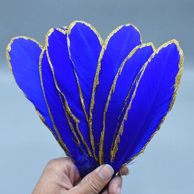 Пушистые перья гуся 15-20 см, 10 шт. Синего цвета в золотом обрамлении